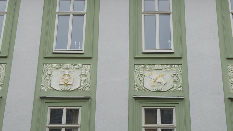 Freimaurerische Symbolsprache an der Fassade des Dornheimschen Palais in der Coburger Steingasse.