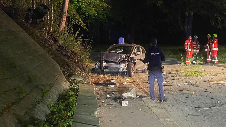 Helmbrechts: 19-Jähriger flüchtet vor der Polizei - und stürzt mit seinem Auto von einer Brücke