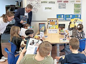 Die Kinder der Klasse 1/2b st&ouml;bern in den B&uuml;chern der LeVi-B&uuml;cherbox.