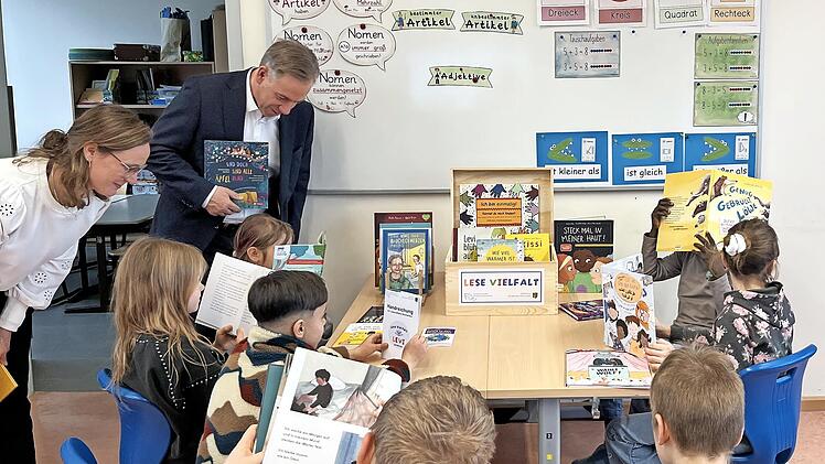 Die Kinder der Klasse 1/2b st&ouml;bern in den B&uuml;chern der LeVi-B&uuml;cherbox.