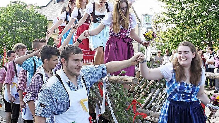 Die Kerwamadla waren daheim abgeholt worden. Natürlich reichten die Kerwaburschen galant die Hand zum Absteigen vom Fahrzeug.