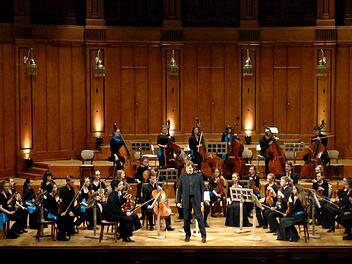 Wolfgang Hentrich, seit 1996 Erster Konzertmeister der Dresdner Philharmonie, leitete die begeisternde Deutsche Streicherphilharmonie, das Eliteorchester für die besten Streicher Deutschlands zwischen 11 und 19 Jahren.  Foto: Ahnert