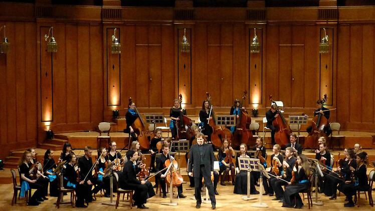 Wolfgang Hentrich, seit 1996 Erster Konzertmeister der Dresdner Philharmonie, leitete die begeisternde Deutsche Streicherphilharmonie, das Eliteorchester für die besten Streicher Deutschlands zwischen 11 und 19 Jahren.  Foto: Ahnert