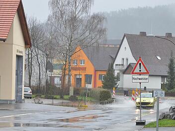 Weil die Straße von Wörlsdorfer nach Hassenberg gesperrt war, mussten Kinder aus dem Steinachtal am Mittwoch nicht zur Schule. Foto: Rainer Lutz