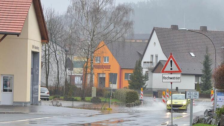 Weil die Straße von Wörlsdorfer nach Hassenberg gesperrt war, mussten Kinder aus dem Steinachtal am Mittwoch nicht zur Schule. Foto: Rainer Lutz