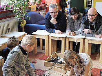 Unser Bild zeigt (von links) Schulleiter Klaus Altenburger sowie die Leiter der beiden Tageseinrichtungen, Friederike Ködel und Peter Reuschlein, mit Nico, Erwin, Joel und Selina. Foto: Katharina Müller-Sanke