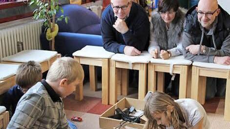 Unser Bild zeigt (von links) Schulleiter Klaus Altenburger sowie die Leiter der beiden Tageseinrichtungen, Friederike Ködel und Peter Reuschlein, mit Nico, Erwin, Joel und Selina. Foto: Katharina Müller-Sanke