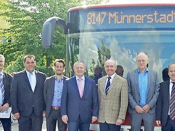 Auf dem Foto (von links) Rainer Waldvogel, Gesamtleiter Dominikus-Ringeisen-Werk Maria Bildhausen, Ronald Ziegler, Nahverkehrsbeauftragter Landkreis Rhön-Grabfeld, Thomas Klüh, Linienmanager Omnibusverkehr Franken GmbH, Jendrik Busch, Leiter Verkaufsbüro Bad Neustadt Omnibusverkehr Franken GmbH, Thomas Bold, Landrat Landkreis Bad Kissingen, Thomas Habermann, Landrat Landkreis Rhön-Grabfeld, Helmut Blank, Bürgermeister Stadt Münnerstadt, Udo Seger, Busunternehmen Schröer GmbH Bad Königshofen, ...