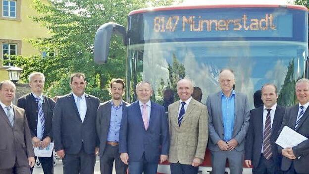 Auf dem Foto (von links) Rainer Waldvogel, Gesamtleiter Dominikus-Ringeisen-Werk Maria Bildhausen, Ronald Ziegler, Nahverkehrsbeauftragter Landkreis Rhön-Grabfeld, Thomas Klüh, Linienmanager Omnibusverkehr Franken GmbH, Jendrik Busch, Leiter Verkaufsbüro Bad Neustadt Omnibusverkehr Franken GmbH, Thomas Bold, Landrat Landkreis Bad Kissingen, Thomas Habermann, Landrat Landkreis Rhön-Grabfeld, Helmut Blank, Bürgermeister Stadt Münnerstadt, Udo Seger, Busunternehmen Schröer GmbH Bad Königshofen, ...