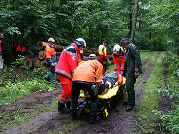 Die beiden Notfallsanitäter sind bei einem Unfall im Wald auf Unterstützung angewiesen, denn für unwegsames Gelände sind die Krankentragen nicht gebaut. Fotos: Sabine Weinbeer
