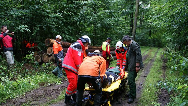 Die beiden Notfallsanitäter sind bei einem Unfall im Wald auf Unterstützung angewiesen, denn für unwegsames Gelände sind die Krankentragen nicht gebaut. Fotos: Sabine Weinbeer