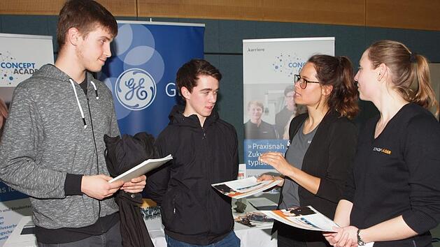 Die Projektleiterinnen Johanna Hoch und Marie Ebert (von rechts) von Concept Laser stellten den beiden Sch&uuml;lern der Klasse 11 des Gymnasiums Burgkunstadt, Johannes Hoh und Thomas Mahr (von links), die m&ouml;glichen Studieng&auml;nge f&uuml;r die verschiedenen technischen Ingenieurberufe ihrer Firma vor.Alfred Thieret
