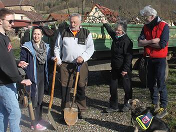 Auch ein ehemaliger Teilnehmer besucht die Aktion, die von Andrea Zellmer, Siegfried Simon, Monika Poglitsch und Karl-Heinz Jäger betreut wird. Foto: Jutta Rudel
