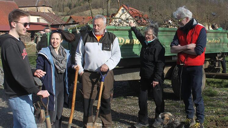 Auch ein ehemaliger Teilnehmer besucht die Aktion, die von Andrea Zellmer, Siegfried Simon, Monika Poglitsch und Karl-Heinz Jäger betreut wird. Foto: Jutta Rudel