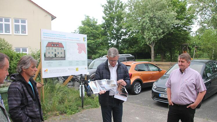 Besichtigungstermin in der Pödeldorfer Kunigundenruhstraße - dort wurden zuletzt sechs Gemeindewohnungen saniert. Bürgermeister Möhrlein erläuterte anhand von Fotos den Zustand vor der Sanierung.Rüdiger Klein