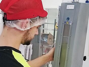 Dominik Glei&szlig;ner, Bayerns bester Azubi seines Faches, &uuml;berpr&uuml;ft den Kohlens&auml;uregehalt im Labor.