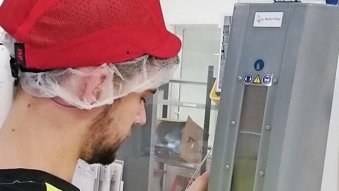 Dominik Glei&szlig;ner, Bayerns bester Azubi seines Faches, &uuml;berpr&uuml;ft den Kohlens&auml;uregehalt im Labor.