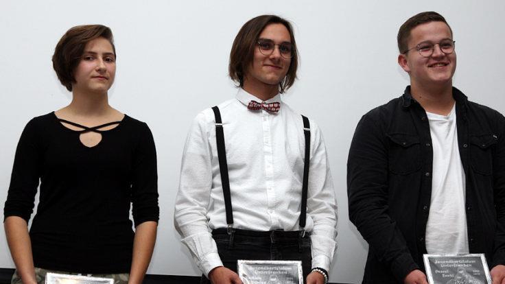 Altersbedingt dürfen Marina Krapf (von links), Bastian Düring und Pascal Zankl nicht mehr an dem Nachwuchswettbewerb teilnehmen. Sie wurden im Rahmen der Siegerehrung aus dem Kreise der Aktiven verabschiedet.Foto: Karlheinz Franz