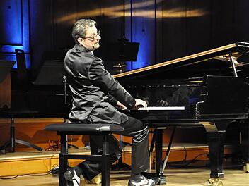 Der Pianist und Musikkomödiant Felix Reuter ist ein Ausnahmetalent, der weiß, wie er das Publikum im Regentenbau fesselte. Foto: Peter Klopf