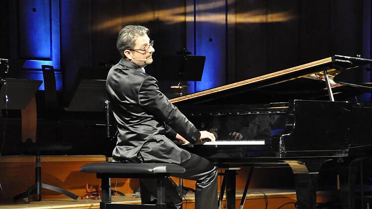 Der Pianist und Musikkomödiant Felix Reuter ist ein Ausnahmetalent, der weiß, wie er das Publikum im Regentenbau fesselte. Foto: Peter Klopf