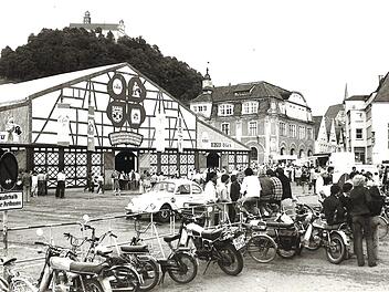 Vor 40 Jahren hatte man beim Bierfest mit parkenden Autos oder Mopeds auf dem Eku-Platz keine Probleme; freilich stand damals auch die Randbebauung noch nicht.  Foto: Archiv Bayerische Rundschau