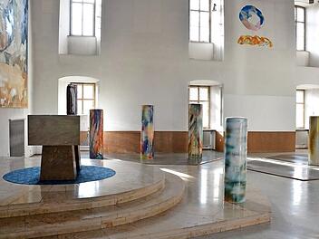 Blick in die Ausstellung in der früheren Bibliothek vom Kloster Maria Bildhausen.  Foto: Margit Aumüller