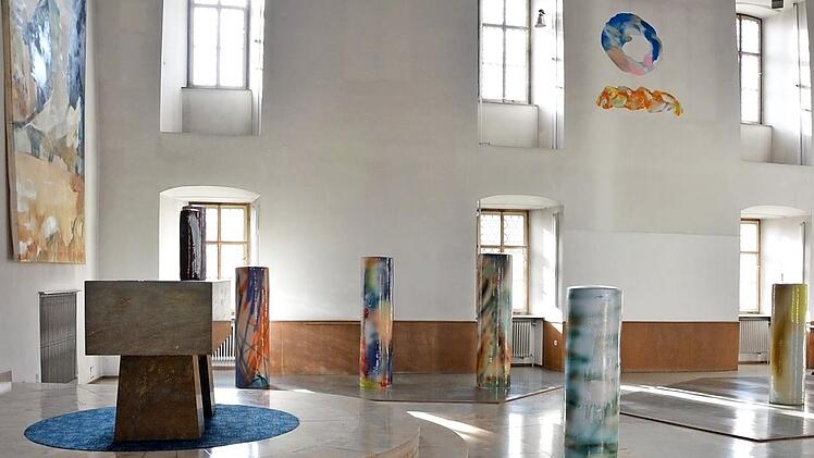 Blick in die Ausstellung in der früheren Bibliothek vom Kloster Maria Bildhausen.  Foto: Margit Aumüller