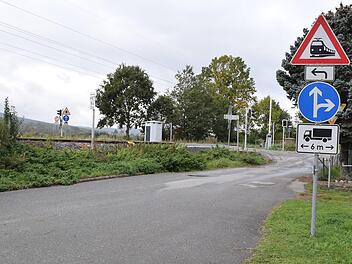 Drei Bahnübergänge gab es früher einmal in Mainroth; jetzt sind Bestrebungen im Gange, dass nur noch der Bahnübergang "Horlache" erhalten bleiben soll. Verständlich, dass sich Widerstand regt. Foto: Dieter Radziej