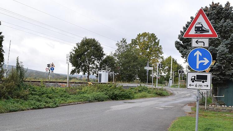 Drei Bahnübergänge gab es früher einmal in Mainroth; jetzt sind Bestrebungen im Gange, dass nur noch der Bahnübergang "Horlache" erhalten bleiben soll. Verständlich, dass sich Widerstand regt. Foto: Dieter Radziej