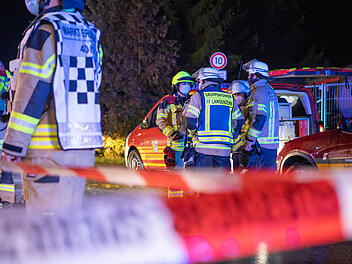 Giftige Dämpfe treten aus Fässern aus: Gefahrguteinsatz im Gewerbegebiet