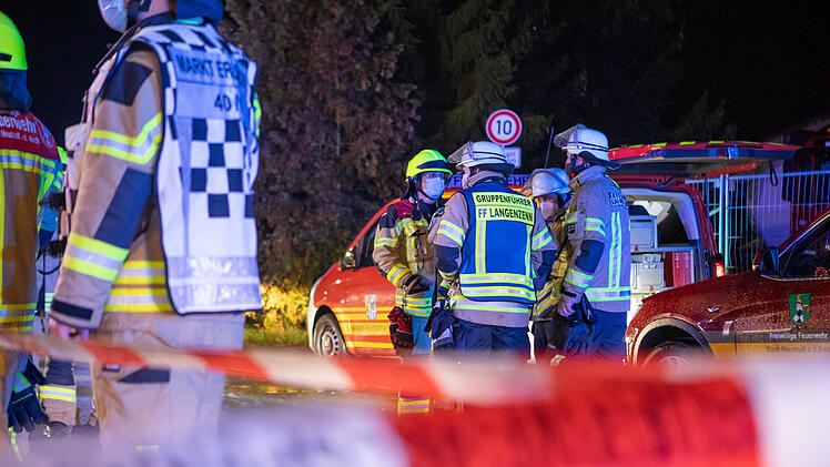 Giftige Dämpfe treten aus Fässern aus: Gefahrguteinsatz im Gewerbegebiet