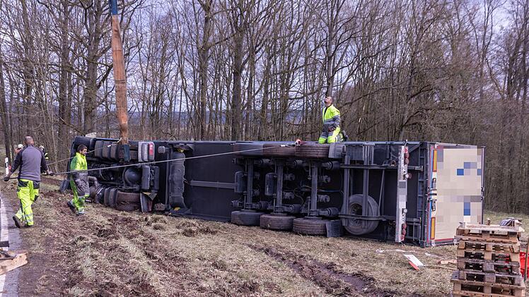 Fleischtransporter kommt bei Mürsbach von Straße ab