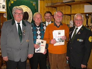 Bei der Weihnachtsfeier wurden zwei langjährige Mitglieder für 40- und 50-jährige Treue geehrt (von links): Gauschützenmeister Dieter Koch, Dieter Schramm (40 Jahre),Zweiter Schützenmeister Helmut Stubenrauch, Dieter Lohm (50 Jahre) und Schützenmeister Joseph Borschert.