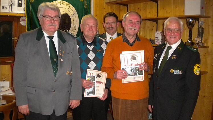 Bei der Weihnachtsfeier wurden zwei langjährige Mitglieder für 40- und 50-jährige Treue geehrt (von links): Gauschützenmeister Dieter Koch, Dieter Schramm (40 Jahre),Zweiter Schützenmeister Helmut Stubenrauch, Dieter Lohm (50 Jahre) und Schützenmeister Joseph Borschert.