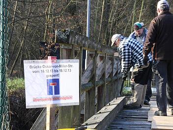 Vorarbeiter Robert Mahr (hinten und sein Kollege Edmund Wiener von der Firma Hofmann-Holzbau in Burglauer bauen die Brücke nach und nach zurück und ersetzen die morschen Bauteile gleich durch die vorbereiteten Fertigteile. Fotos: Ralf Ruppert