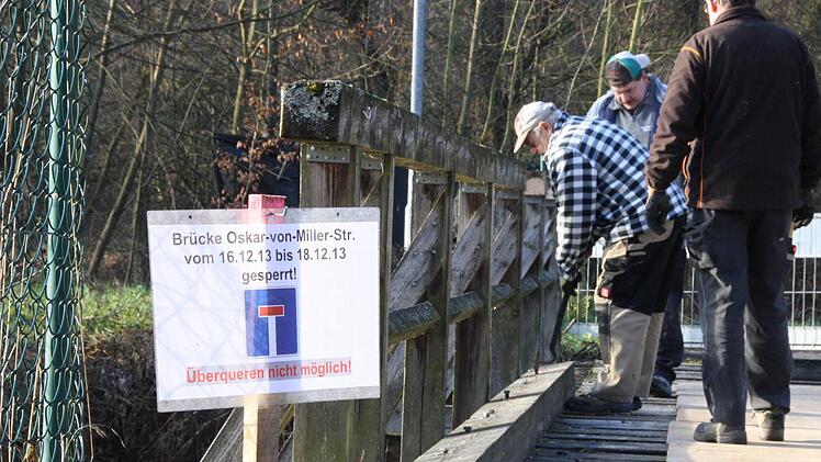 Vorarbeiter Robert Mahr (hinten und sein Kollege Edmund Wiener von der Firma Hofmann-Holzbau in Burglauer bauen die Brücke nach und nach zurück und ersetzen die morschen Bauteile gleich durch die vorbereiteten Fertigteile. Fotos: Ralf Ruppert