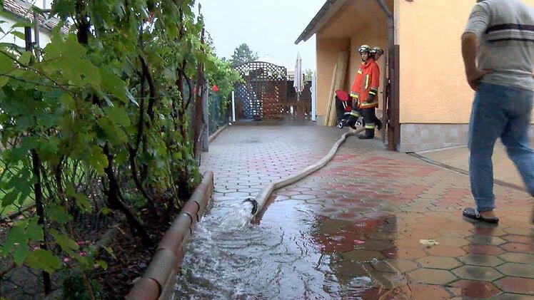 Starkregen und Blitze gab es am Samstag auch in Nürnberg. Dort musste die Feuerwehr Keller auspumpen... Foto: News5/Grundmann