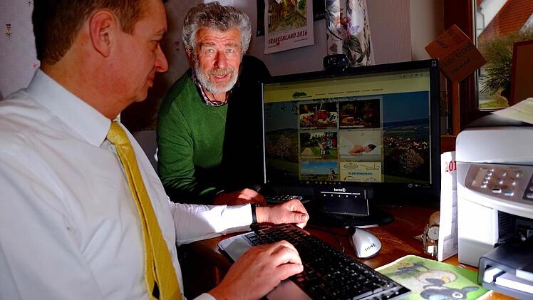 Herbert Wehner (links) und Gerhard Karg sind froh über die neue Homepage des Tourismus-Vereins. Foto: Gerd Schaar