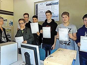 Stolz präsentieren die Schüler ihre Urkunden.  Foto: Petra Malbrich