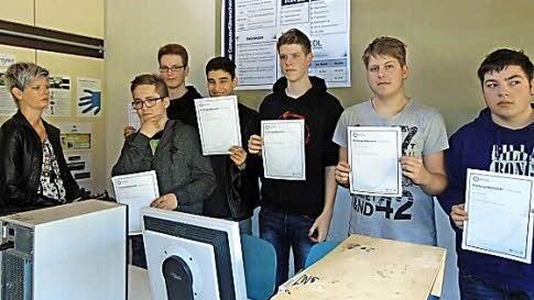 Stolz präsentieren die Schüler ihre Urkunden.  Foto: Petra Malbrich