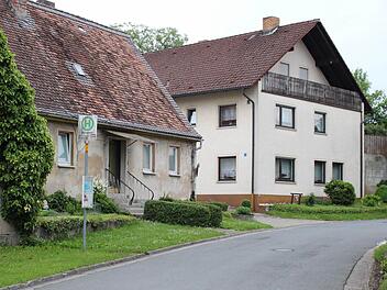 An der Hauptstraße steigen die Schüler in den Bus nach Höchstadt und hier ist auch das neue Buswartehaus geplant. Derzeit suchen sie bei schlechtem Wetter Schutz unter dem Vordach des benachbarten Hauses.  Foto: Evi Seeger