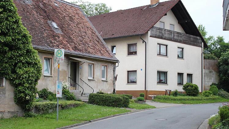 An der Hauptstraße steigen die Schüler in den Bus nach Höchstadt und hier ist auch das neue Buswartehaus geplant. Derzeit suchen sie bei schlechtem Wetter Schutz unter dem Vordach des benachbarten Hauses.  Foto: Evi Seeger