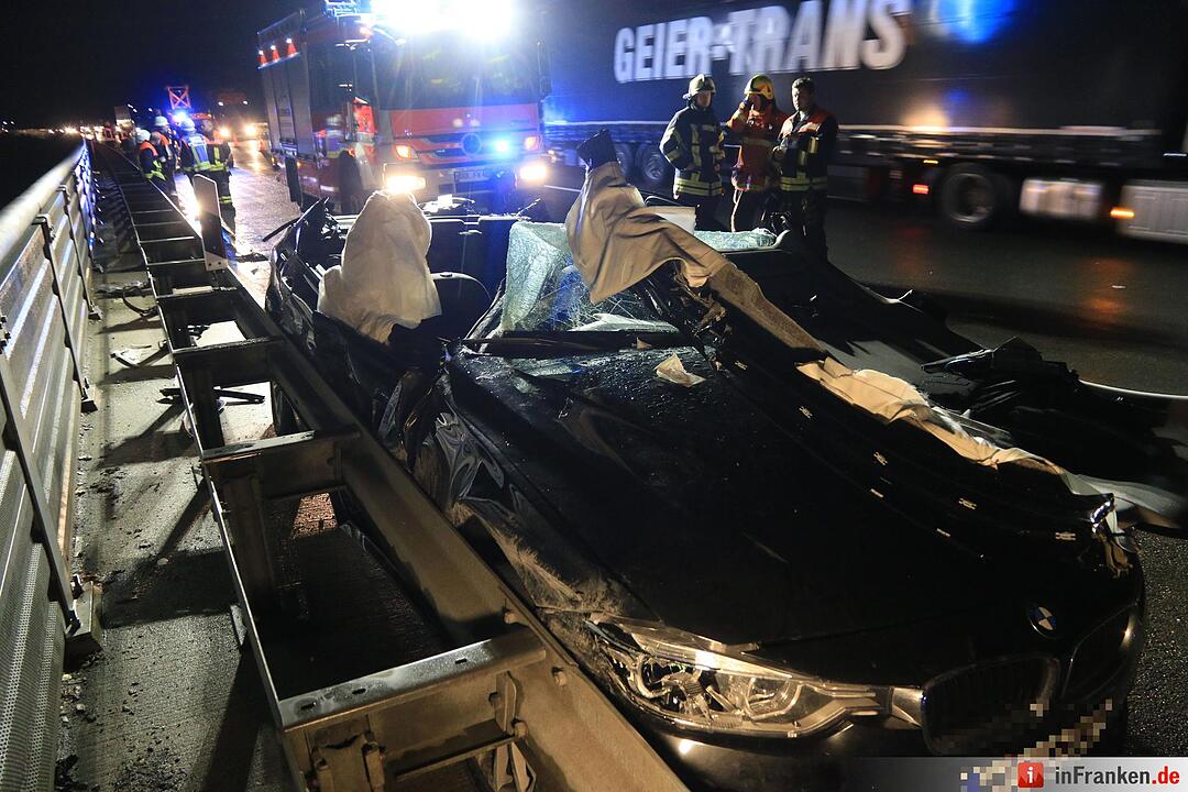 Fahranfänger schleudert mit BMW in Lastwagen - Vater bei Crash eingeklemmt und schwerst verletzt