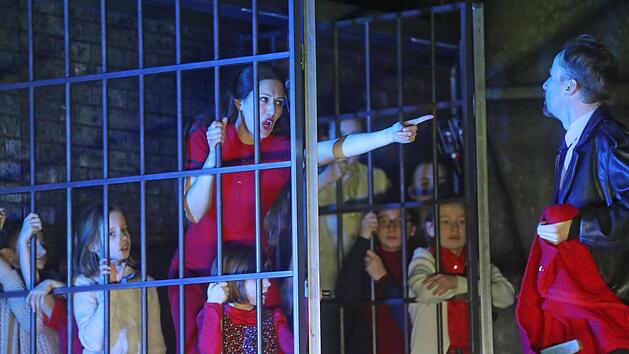 Ana Cvetkovic-Stojnic und Peter Sch&ouml;ne (F&ouml;rster) in einer Szene aus Leos Jan&aacute;ceks Oper "Das schlaue F&uuml;chslein" am Landestheater Coburg. Foto: Henning Rosenbusch