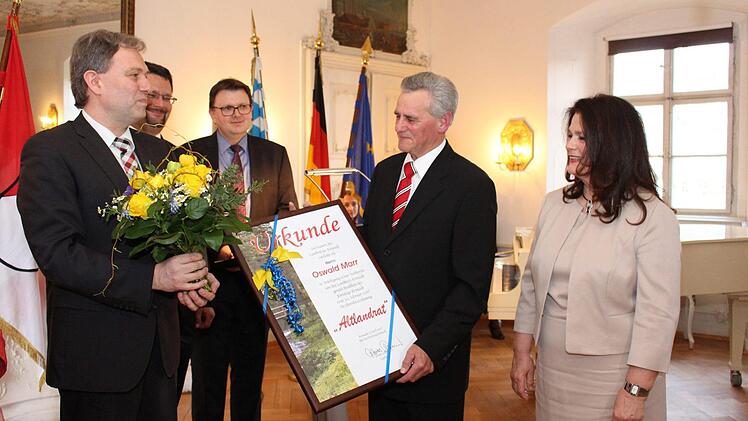 Neben der Urkunde an Oswald Marr übergab Klaus Löffler einen Blumenstrauß an Renate Marr. Foto: Lisa Kieslinger
