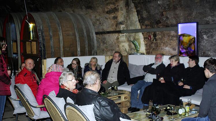 Mit einem Plausch beim Schoppen klang die Präsentation im Hammelburger Holzfasskeller harmonisch aus. Winfried Ehling