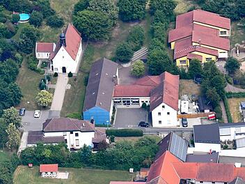 Schule (links unten) und Kindergarten (schräg rechts daneben) in Dörfleins Luftbild: Ronald Rinklef