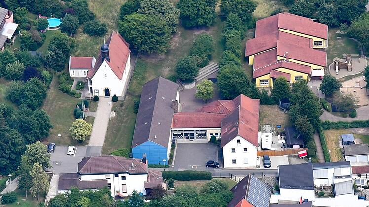 Schule (links unten) und Kindergarten (schräg rechts daneben) in Dörfleins Luftbild: Ronald Rinklef