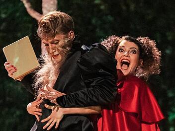 Verhext was los in  Coburg: Das Sondheim-Musical "Into the Woods" konfrontiert mit bisher  so nicht gesehenen Aspekten der Grimmschen Märchenwelt. Sebastian Buff