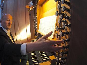 Stadtkantor Dieter Blum zieht die Register an der Klaisorgel. Foto: Gerd Schaar